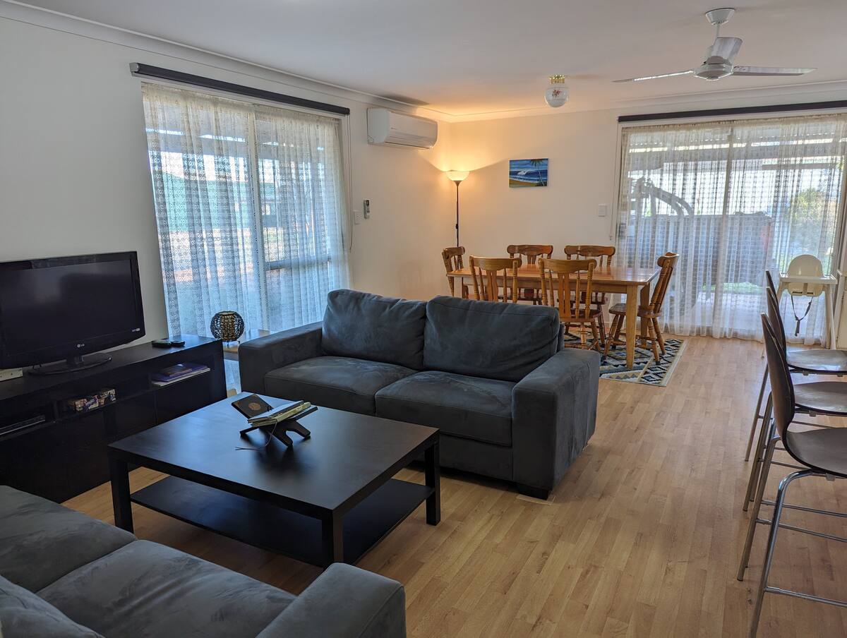 Open-plan living and dining room inside Caidens Cottage holiday home in Kalbarri