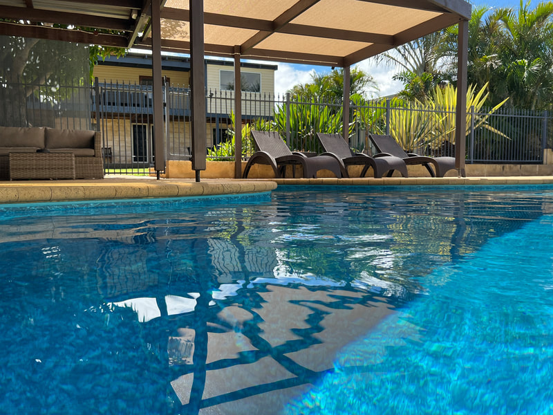 Seashells Holiday Home Kalbarri with a private pool and sun loungers