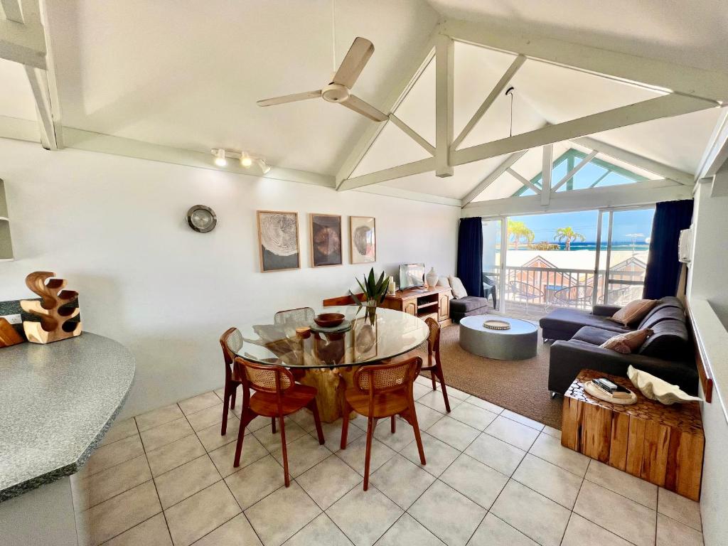 Waterfront Unit 4 in Kalbarri offers direct beachfront access, a lush garden, and a spacious terrace. Guests can relax by the year-round outdoor swimming pool and enjoy sea views from the balcony.